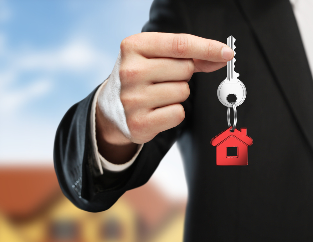 real-estate-quitting-workforce Man holding house key